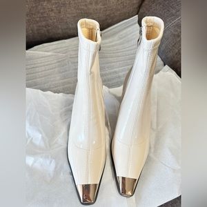 Fashionable short boots